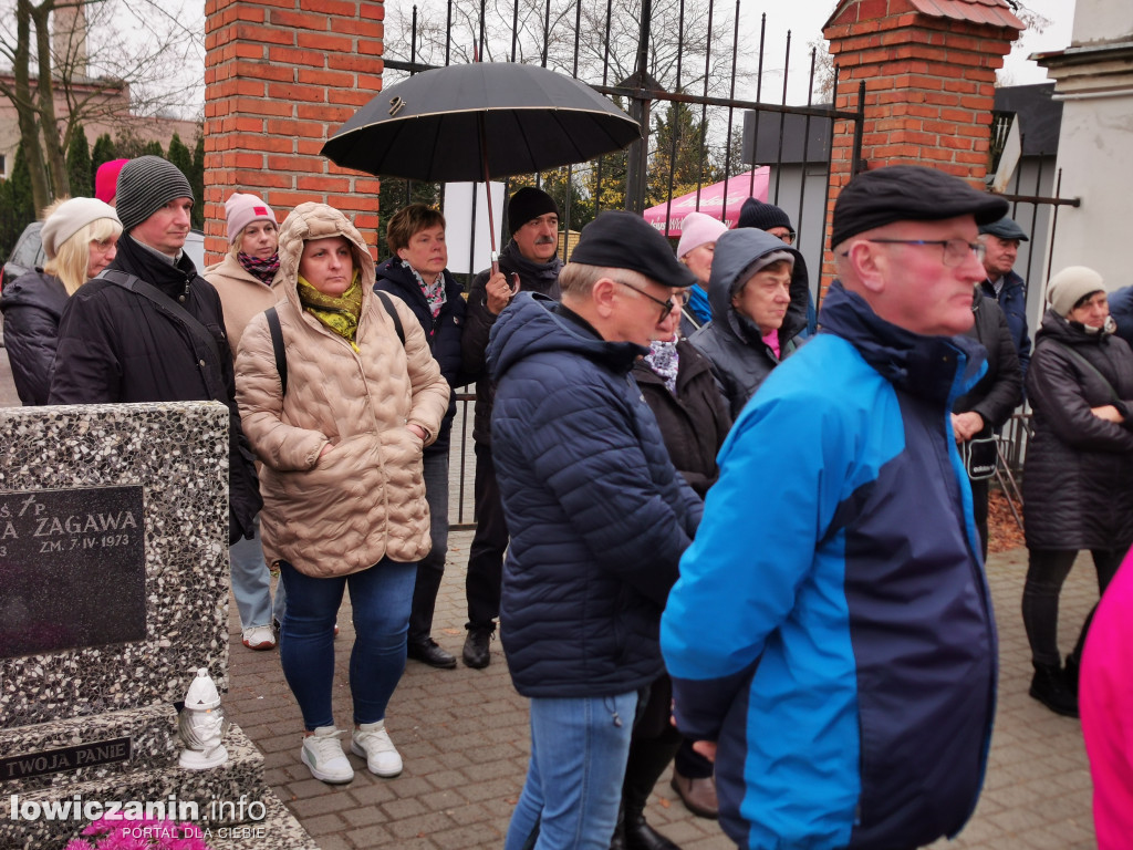 Łowiczanie odkrywali historię cmentarzy