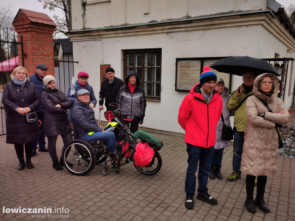 Łowiczanie odkrywali historię cmentarzy