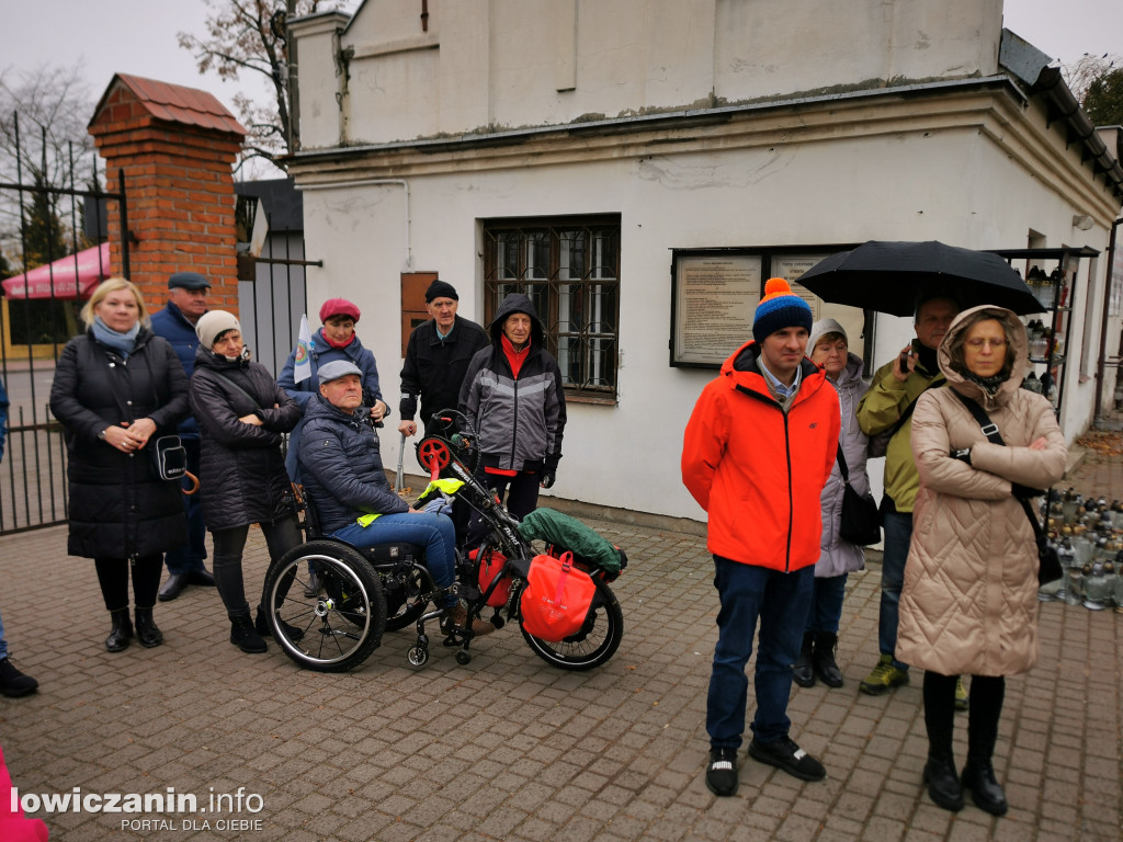 Łowiczanie odkrywali historię cmentarzy