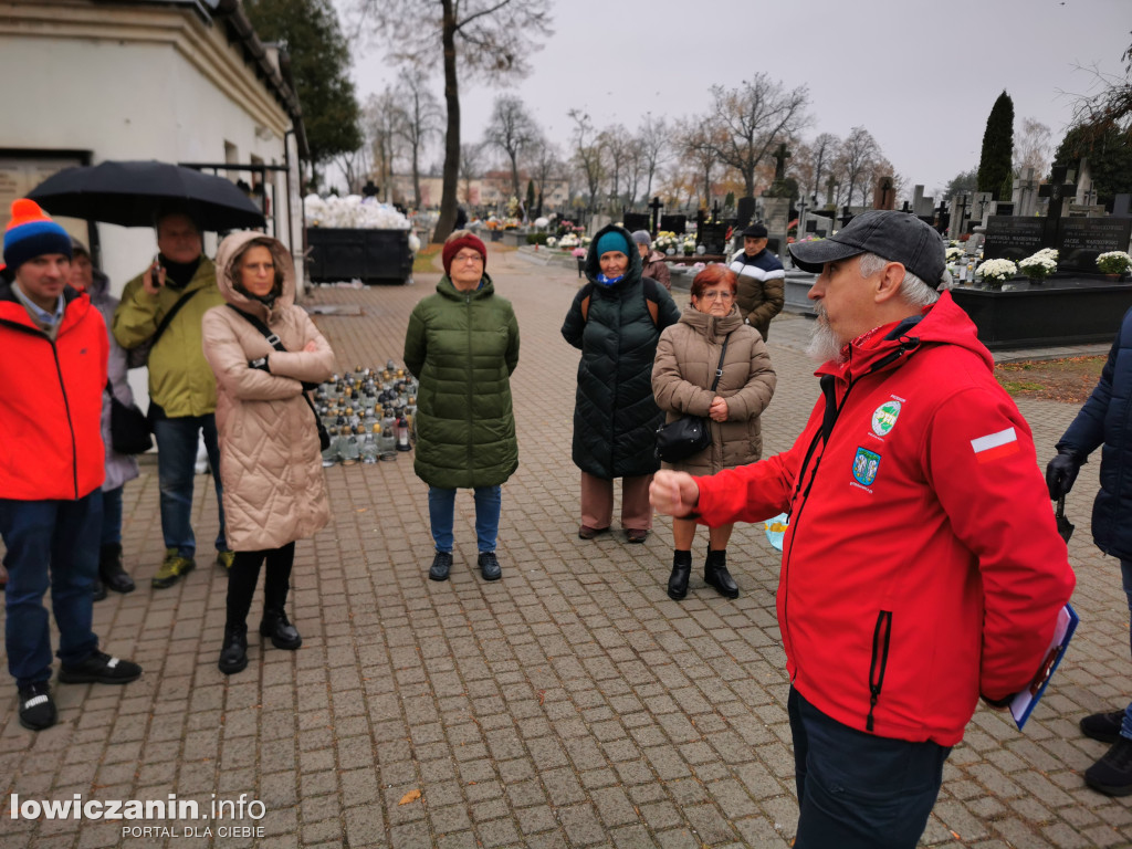 Łowiczanie odkrywali historię cmentarzy