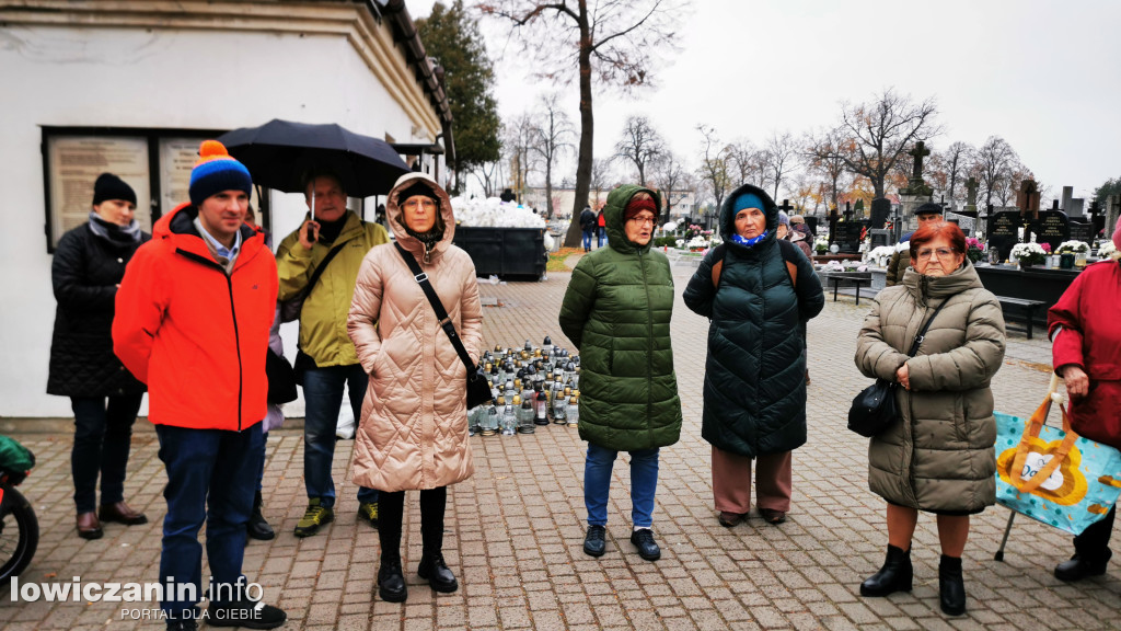 Łowiczanie odkrywali historię cmentarzy
