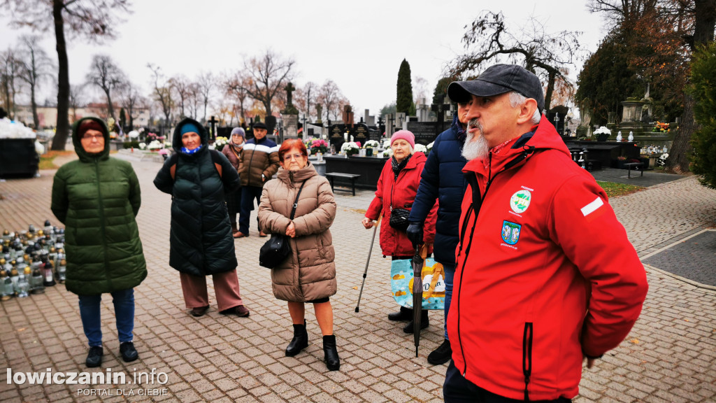 Łowiczanie odkrywali historię cmentarzy