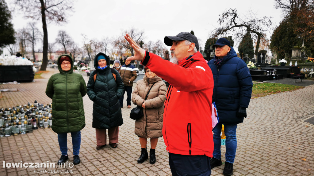 Łowiczanie odkrywali historię cmentarzy