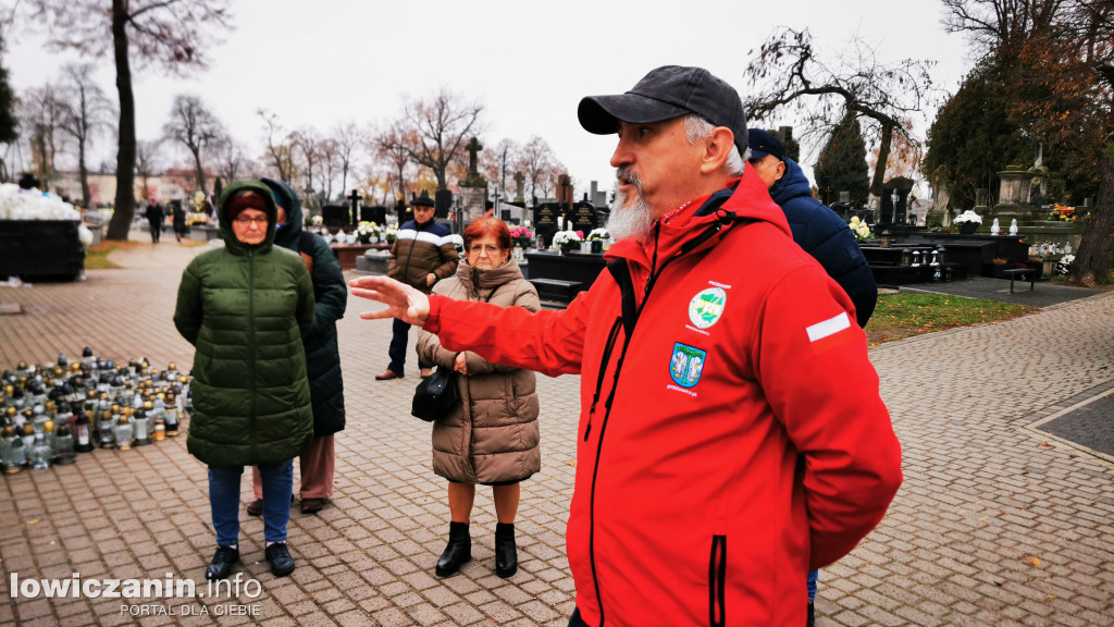Łowiczanie odkrywali historię cmentarzy