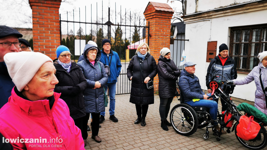 Łowiczanie odkrywali historię cmentarzy