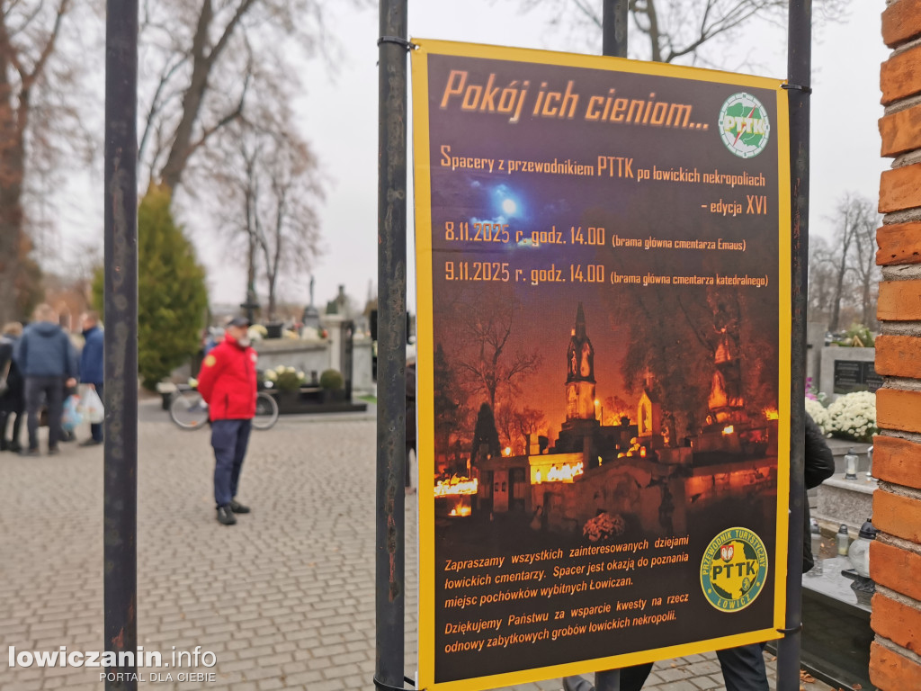 Łowiczanie odkrywali historię cmentarzy