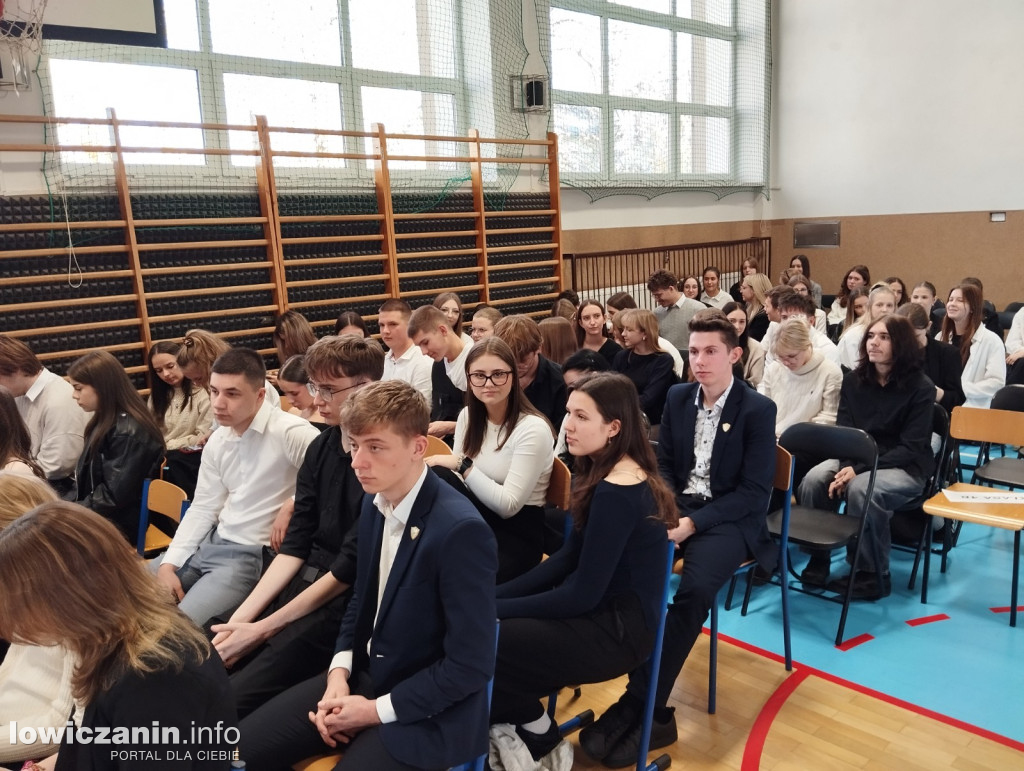 Łowicz. Uroczystości patriotyczne w I LO