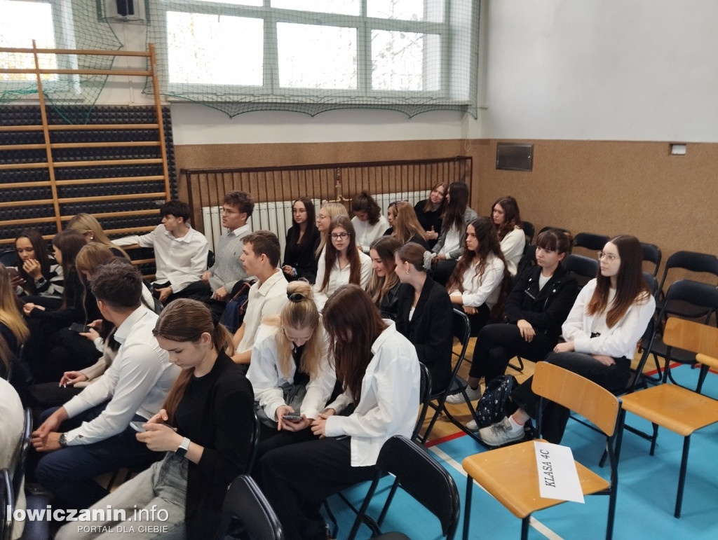 Łowicz. Uroczystości patriotyczne w I LO