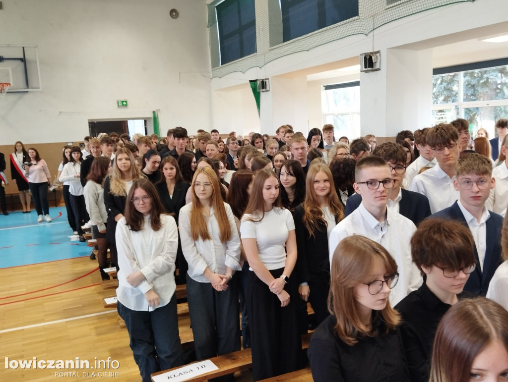 Łowicz. Uroczystości patriotyczne w I LO