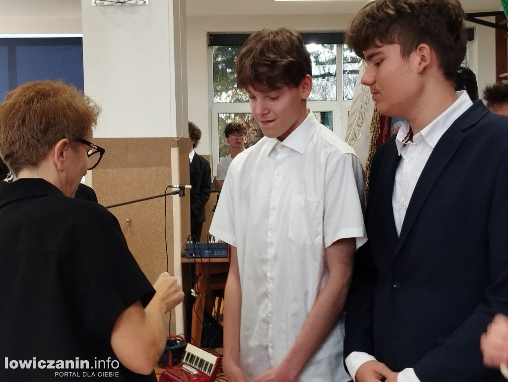 Łowicz. Uroczystości patriotyczne w I LO