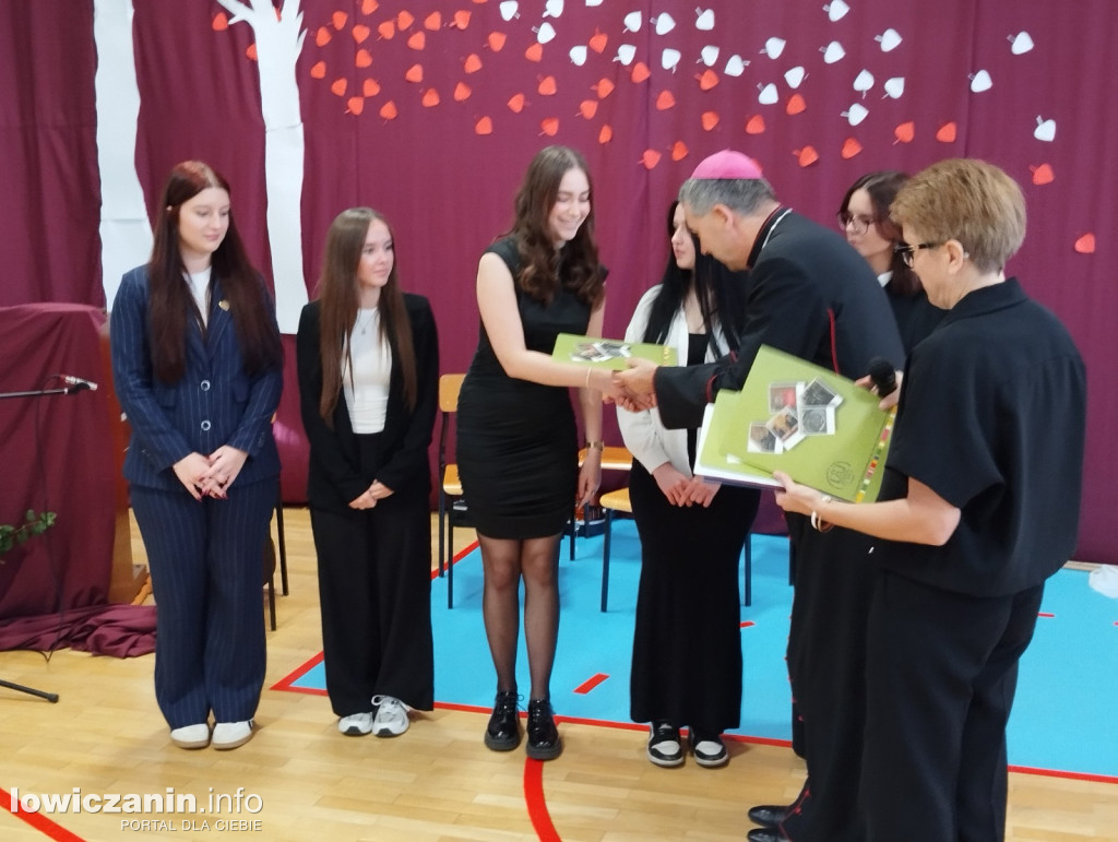 Łowicz. Uroczystości patriotyczne w I LO