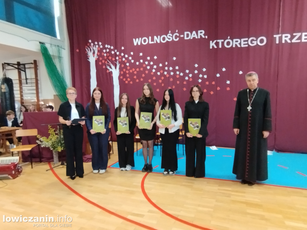 Łowicz. Uroczystości patriotyczne w I LO