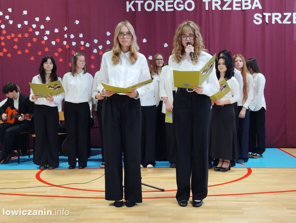 Łowicz. Uroczystości patriotyczne w I LO