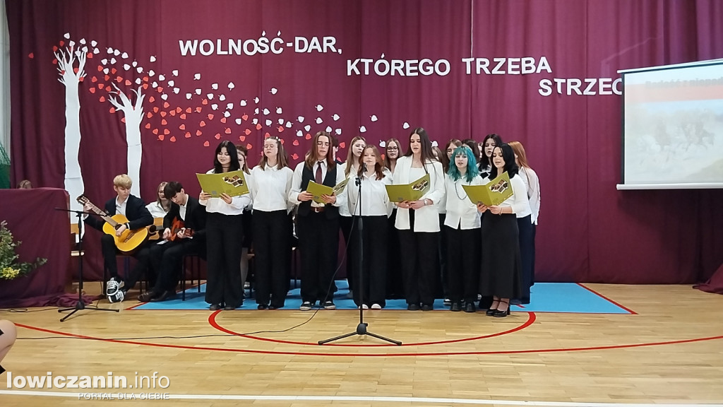 Łowicz. Uroczystości patriotyczne w I LO