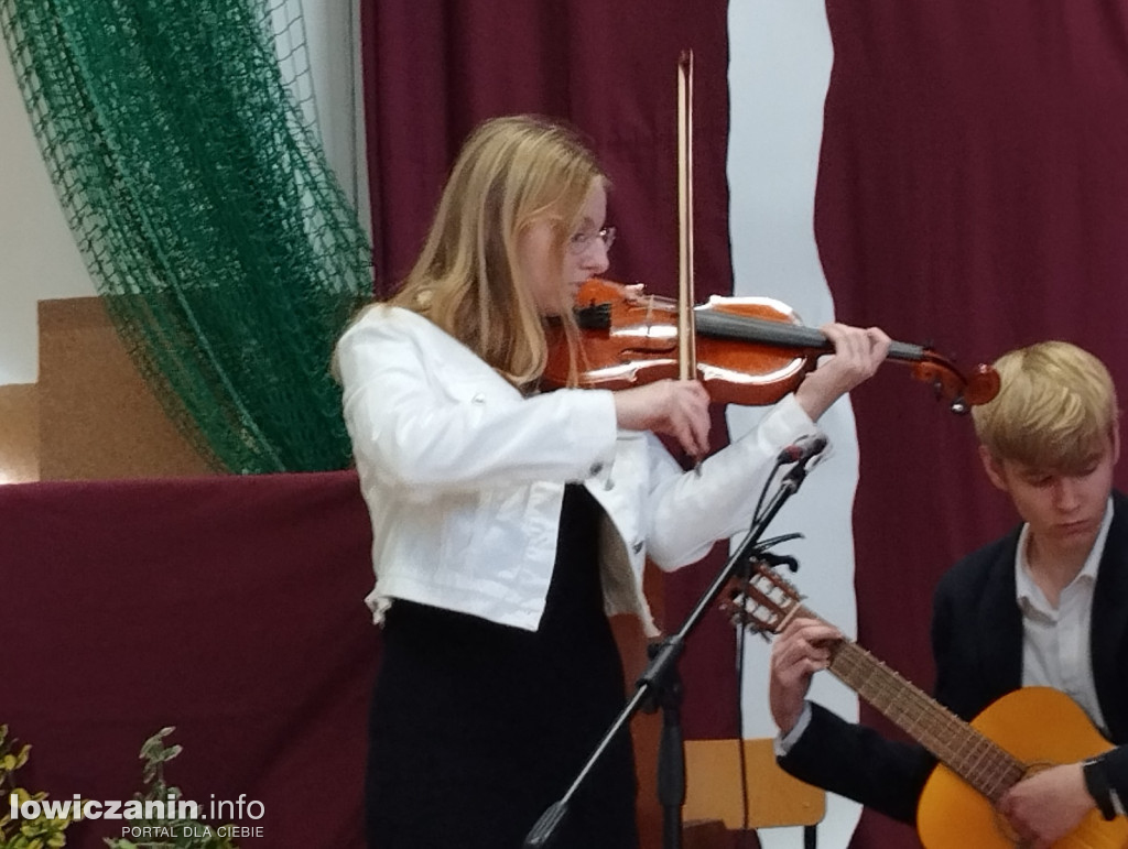 Łowicz. Uroczystości patriotyczne w I LO