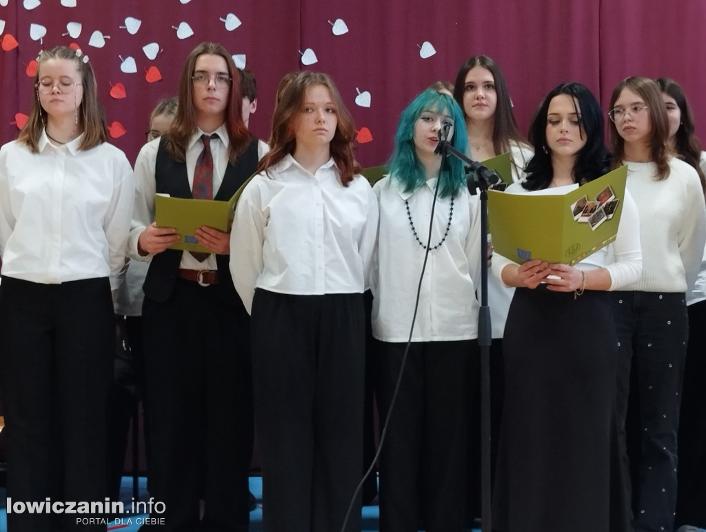 Łowicz. Uroczystości patriotyczne w I LO
