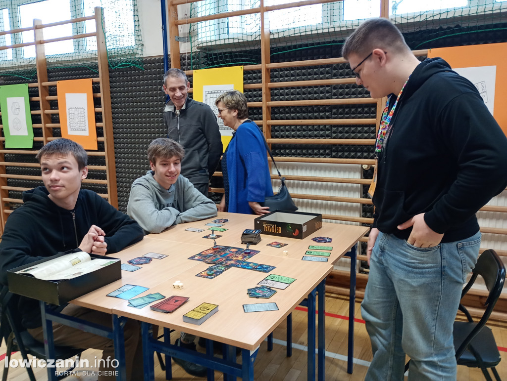 Łowicz gra do późnego wieczora