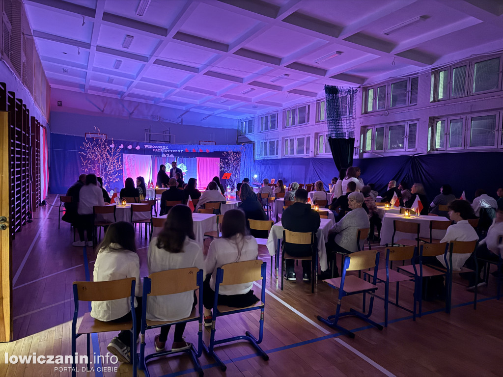 Wieczorek patriotyczny w SP 4 Łowicz