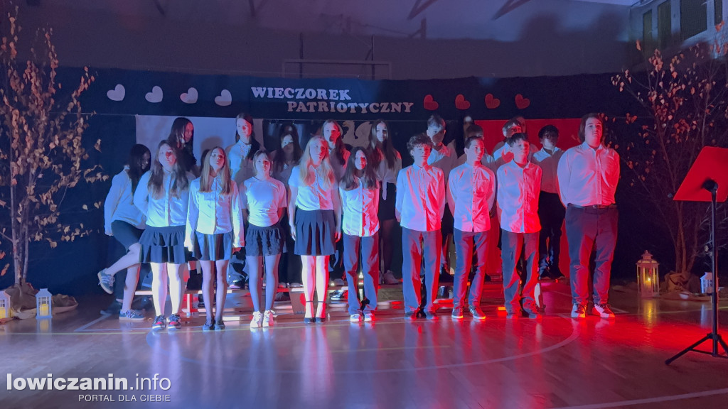 Wieczorek patriotyczny w SP 4 Łowicz