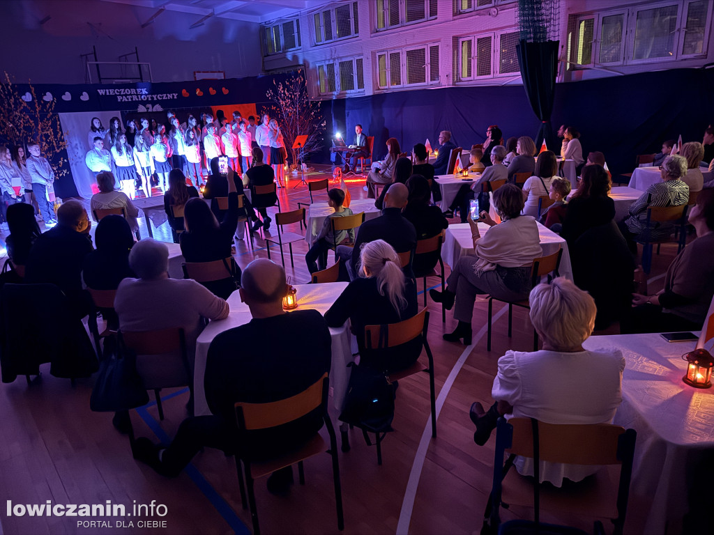 Wieczorek patriotyczny w SP 4 Łowicz