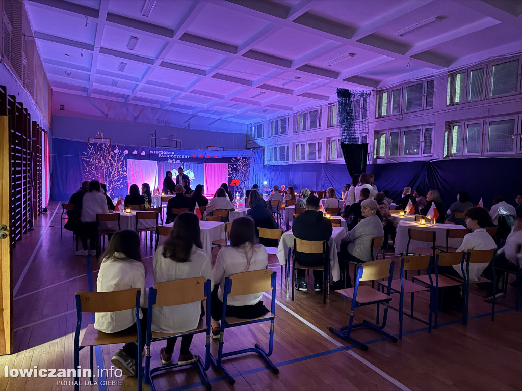 Wieczorek patriotyczny w SP 4 Łowicz