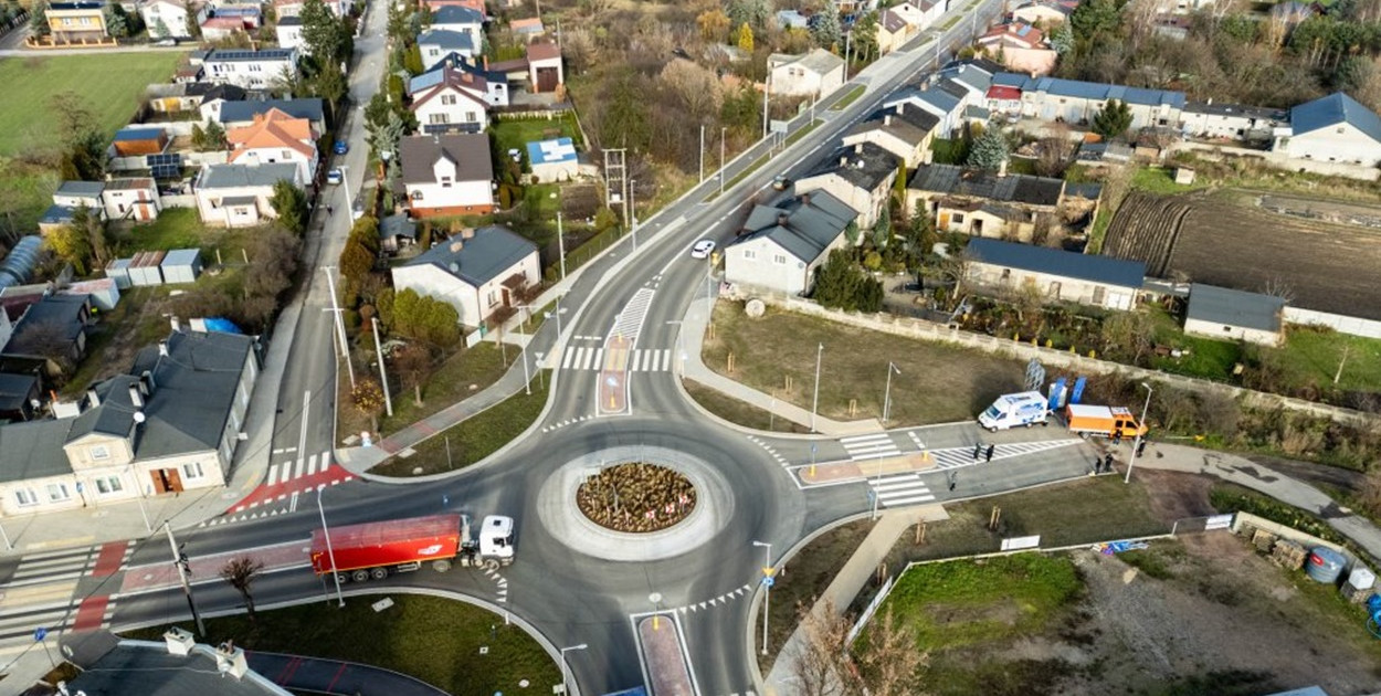 Żychlin z nową drogą i rondami.