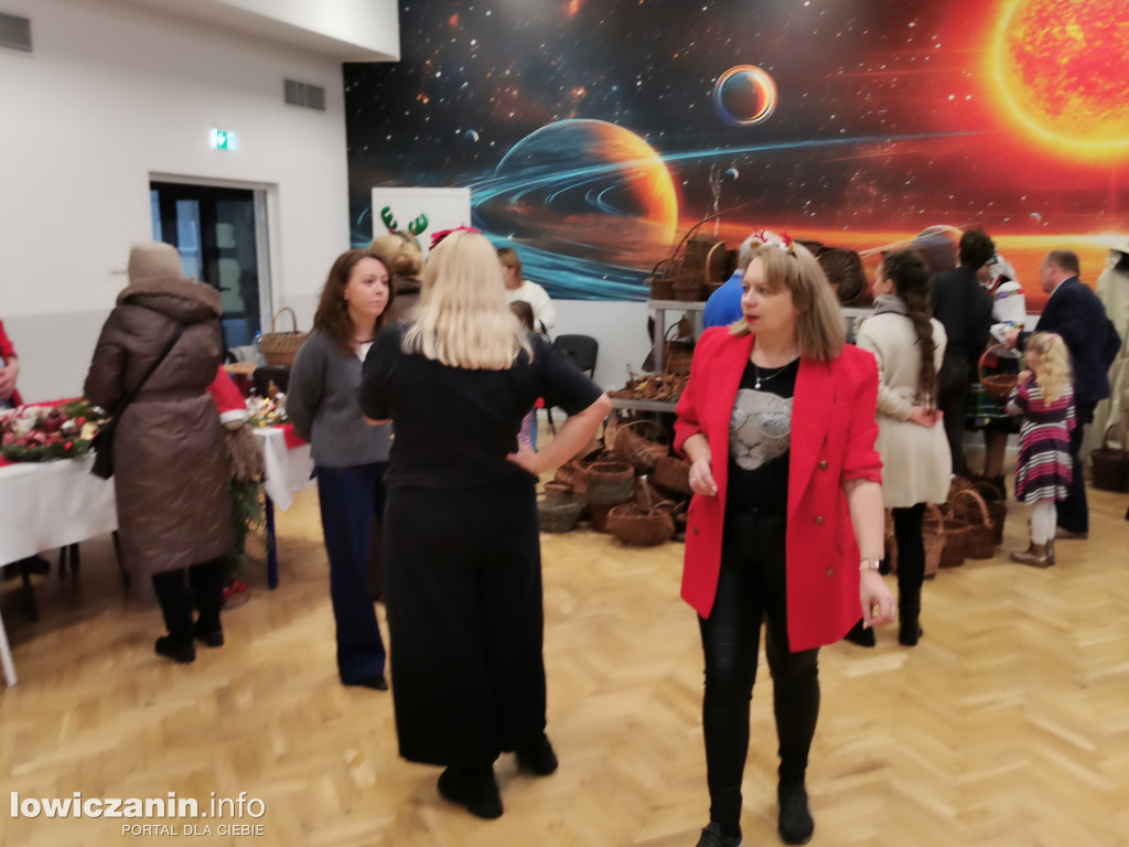 Kiermasz bożonarodzeniowy w szkole przy Ułańskiej