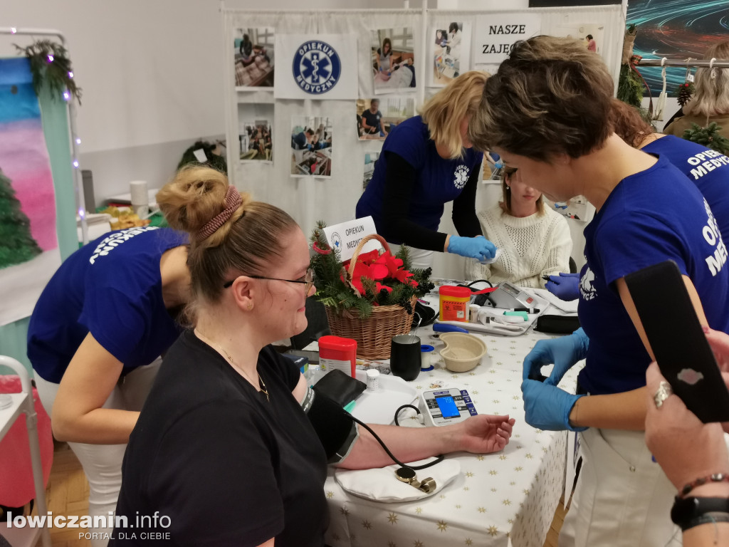 Kiermasz bożonarodzeniowy w szkole przy Ułańskiej