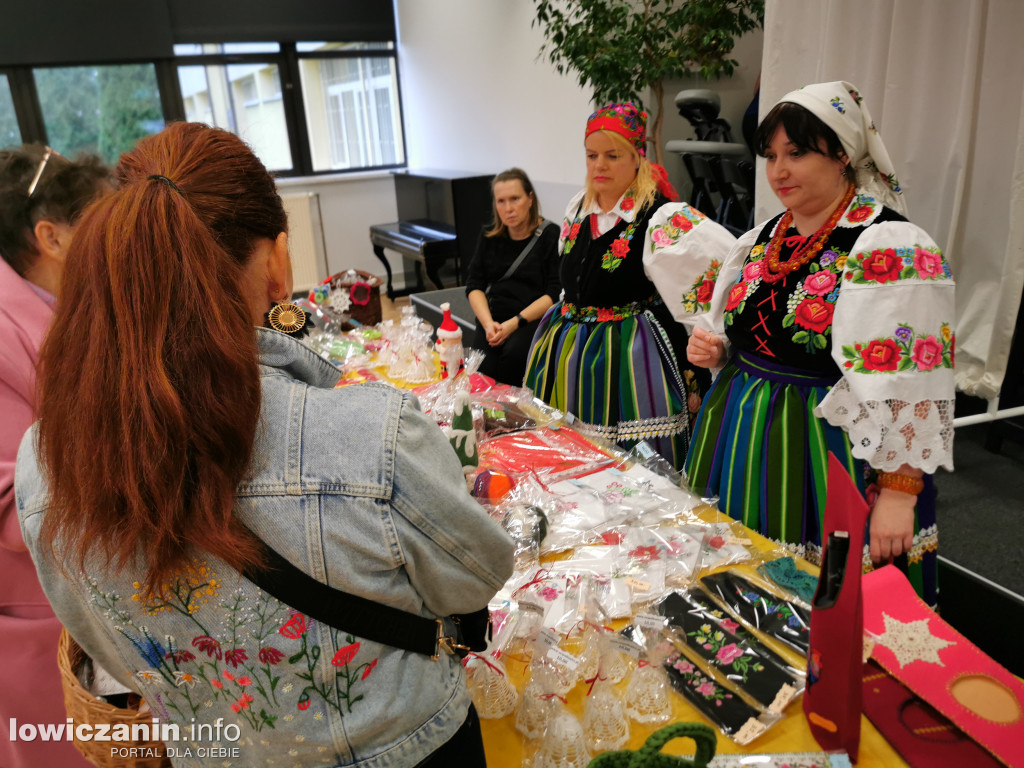 Kiermasz bożonarodzeniowy w szkole przy Ułańskiej