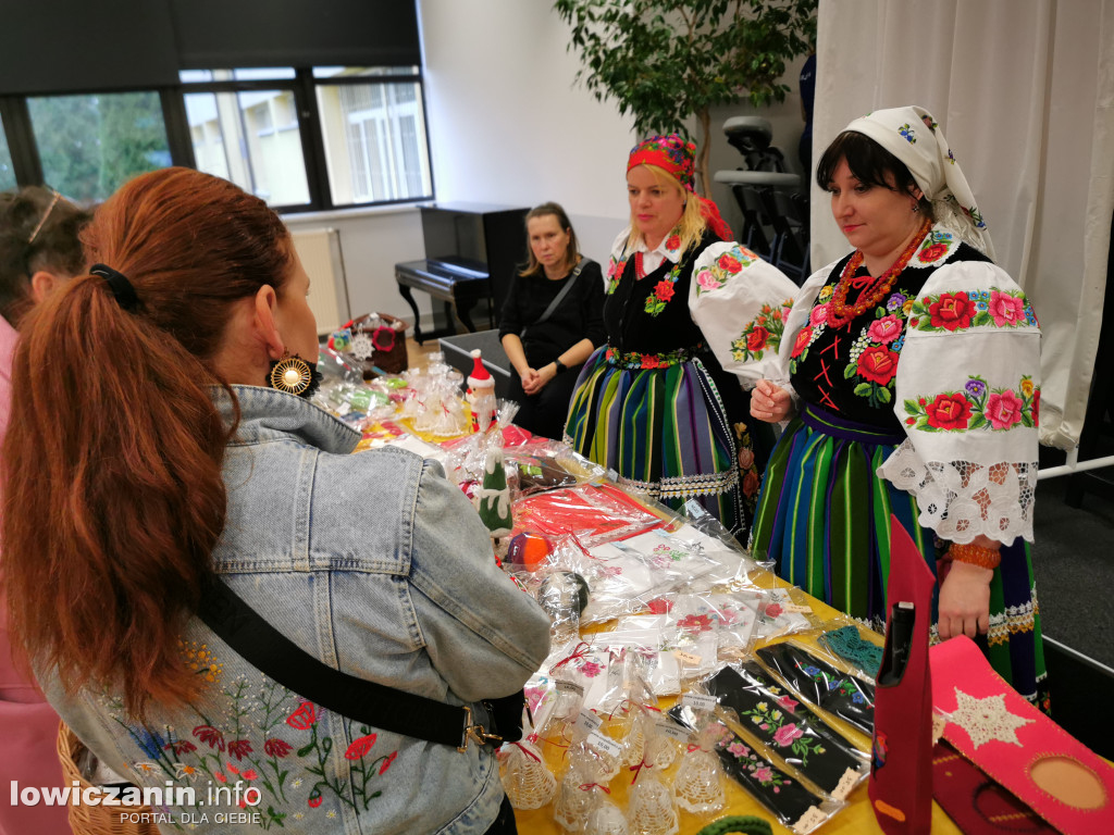 Kiermasz bożonarodzeniowy w szkole przy Ułańskiej
