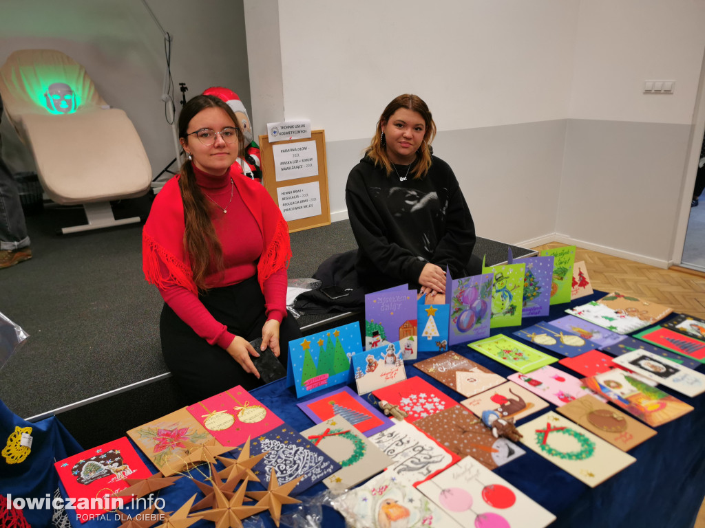 Kiermasz bożonarodzeniowy w szkole przy Ułańskiej