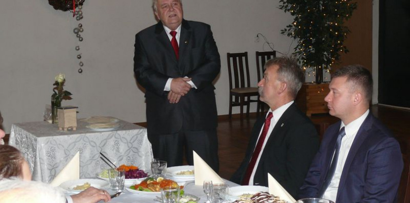Wigilia u pszczelarzy w restauracji Polonia w Zaciszu. Przemawia prezes koła pszczelarskiego Marek Boroski. fot. tb