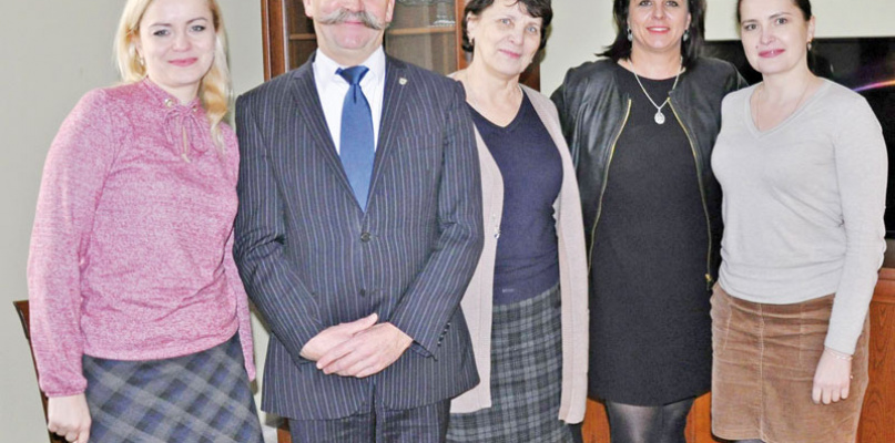 Pani Irena Zaręba, burmistrz Łowicza Krzysztof Kaliński, Walentyna Zaręba, Katarzyna Sobieszek z MOPS i Helena Zaręba. Fot. UM Łowicz