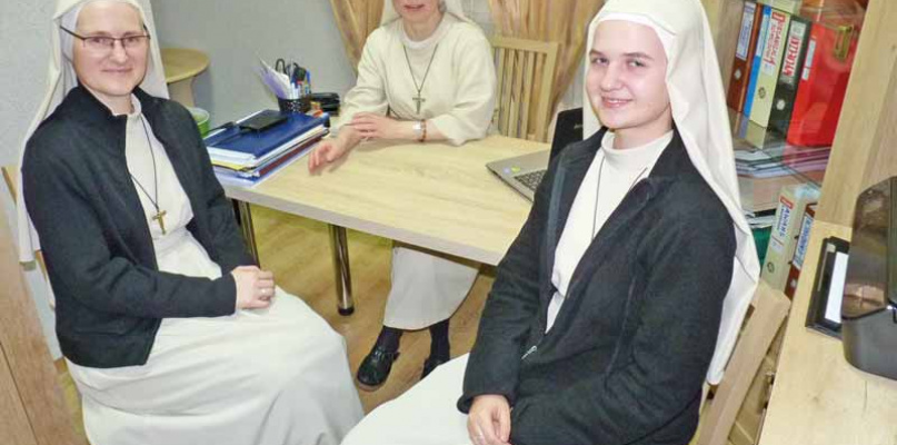 Gabinet dyrektorski w przedszkolu diecezjalnym w Łowiczu. Od lewej: s. Weronika, s. Elwira (dyrektor) i s. Rita. Fot. W. Waligórski