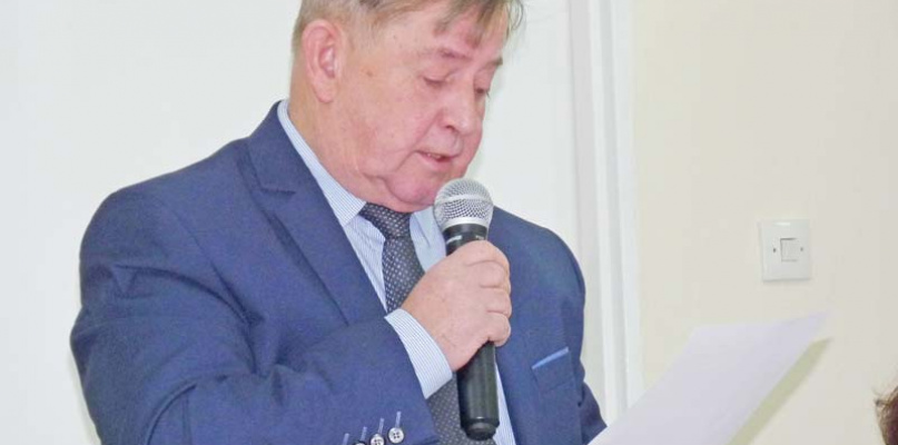 Burmistrz Andrzej Jankowski odczytuje odezwę do mieszkańców przygotowaną na wypadek próby "anektowania" części gminy przez Łódź. Ostatecznie pismo nie wyszło w teren. Fot. L. Jóźwiak-Staszewska