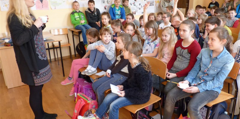 Spotkanie z Beatą Ostrowicką w SP1 w Głownie. Fot. EWR