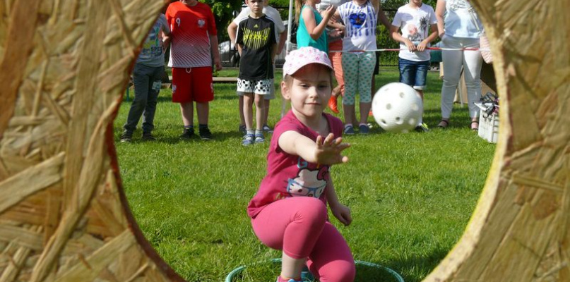 Zawody w rzucie do celu w czasie zabawy piknikowej w Sobocie. fot. tb