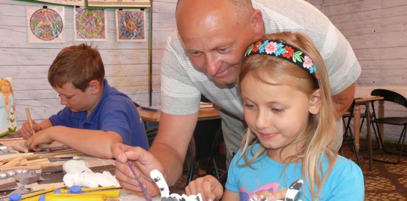 Warsztaty ludowe w łowickim muzeum to także okazja do wspólnej pracy dzieci i rodziców.