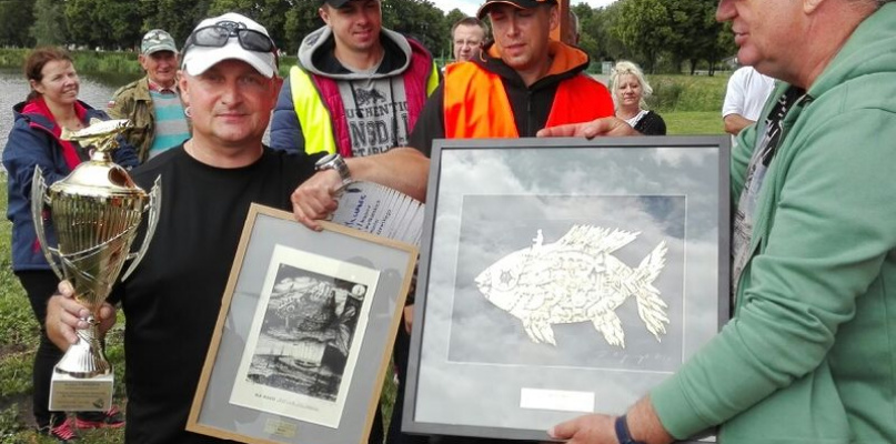 Zwycięzca II Memoriału im. Marka Latoszewskiego Mariusz Milczarek odbiera nagrody.