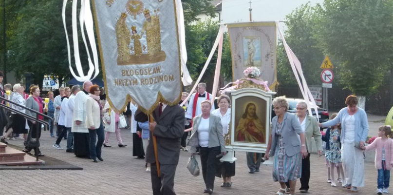 Uroczysta procesja wokół kościoła. Fot. Elżbieta Woldan-Romanowicz