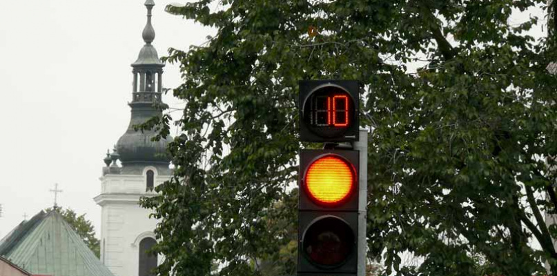 Sekundniki, jak nazywa się czasem wyświetlacze czasu, zostały przychylnie przyjęte przez kierowców. Na zdjęciu skrzyżowanie przy łowickim targowisku. Fot. Tomasz Bartos