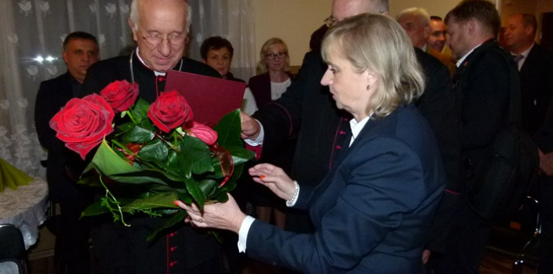 Krótkie spotkanie z bp. Andrzejem F. Dziubą na jubileuszu stołówki. Fot. Elżbieta Woldan-Romanowicz