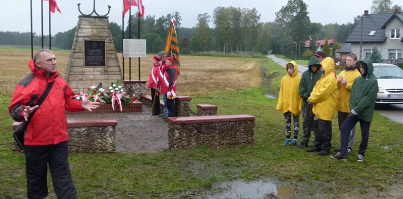 Pod pomnikiem w Czatolinie. Fot. Elżbieta Woldan-Romanowicz