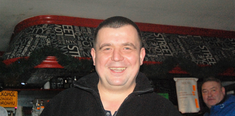 Szczęśliwy zwycięzca styczniowych spotkań w darta - Sylwester Grzanka. Fot.: Paweł A. Doliński.