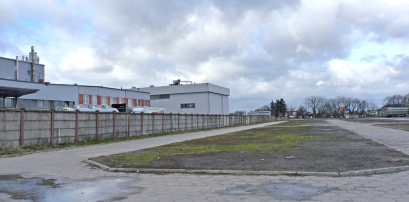 Sprzedanie Union Chocolate pasa 7 metrowego wzdłuz ogrodzenia skutkuje zmniejszeniem placu targowiska o pas zieleni, droge wyłożoną trelinka i metrowy pas stanowiska, na którym stoją handlujący fot. Dorota Grąbczewska