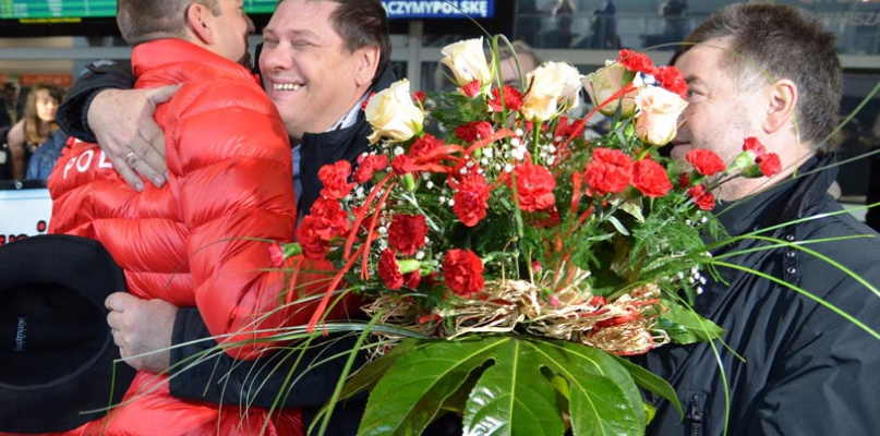Zbigniew Bródka w objęciach Przewodniczącego Rady Gminy Domaniewice Ryszarda Ogonowskiego, obok Wójt Gminy Paweł Kwiatkowski. Warszawa Okęcie, 22.02.2018 r.  fot. Radosław Tafliński