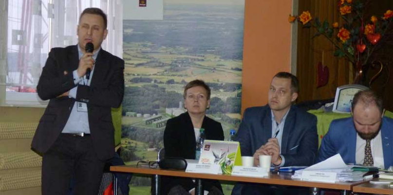 Na spotkanie informacyjne z mieszkańcami gminy Bedlno w sprawie budowy linii wysokiego napięcia przybyło aż 8 przedstawicieli Energii Invest oraz Energii Operator. Odpowiadali na liczne pytania mieszkańców. Fot. Dorota Grąbczewska