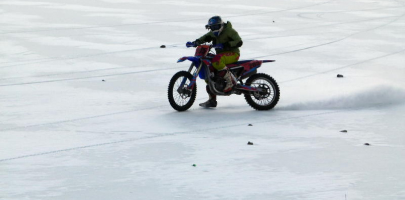Motocyklista na zamarzniętym zalewie w Głownie. Fot. EWR