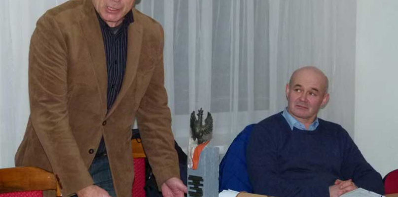 Radny Krzysztof Bandurowicz oraz zaangażowany w inicjatywę budowy pomnika Tadeusz Rosiński podczas spotkania z mieszkańcami osiedla Wschód prezentują makietę pomnika. Fot. Lilianna Jóźwiak-Staszewska