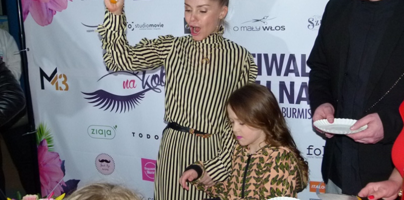 Ewa Szabatin kroi festiwalowy tort w Głownie. Fot. EWR